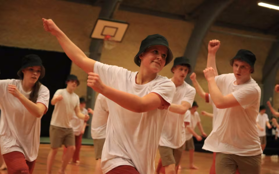 Farverig opvisning lyser Sportspark op