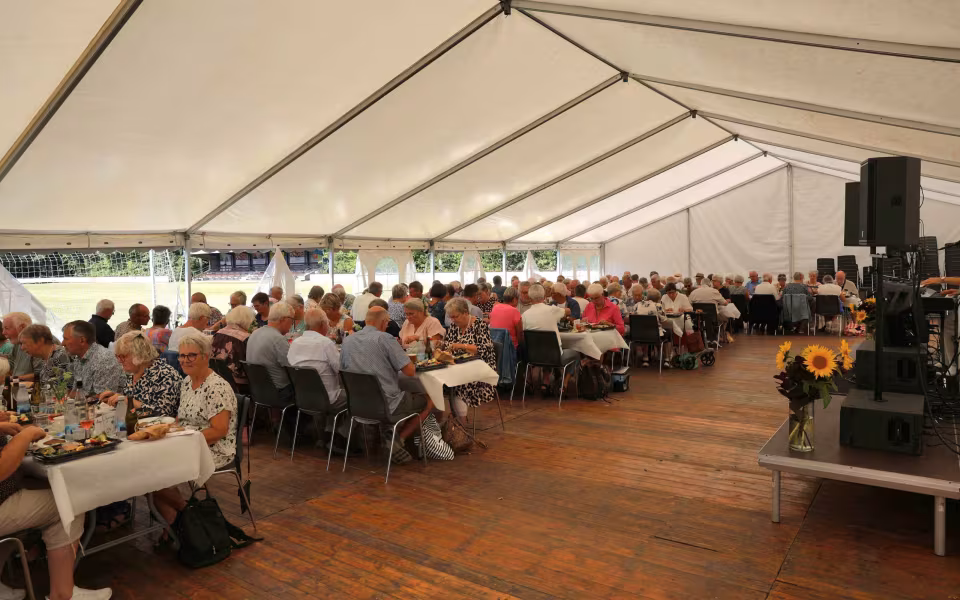 Sommerstemning og glade mennesker til sommerfest på Tistrup Stadion - Se billeder og filmklip..