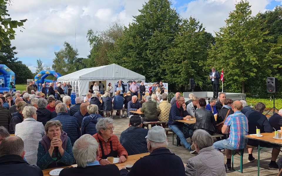 Tistrup Station forvandlet til et festligt samlingspunkt i anledning af den vestjyske længdebane 150-års jubilæum.