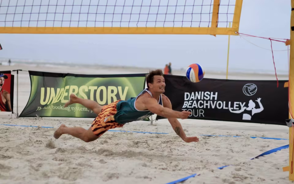 Vestenvinden udfordrer beachvolley-eliten
