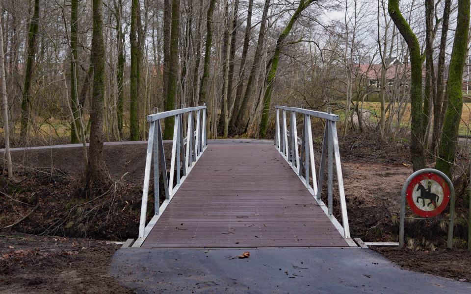 Broen ved Ansager Søpark er nu brugbar igen, og stien hen til den er blevet asfalteret. Broen over Ansager Å ved Stemmeværkspladsen er derimod forsinket til mindst slutningen af første kvartal 2025
