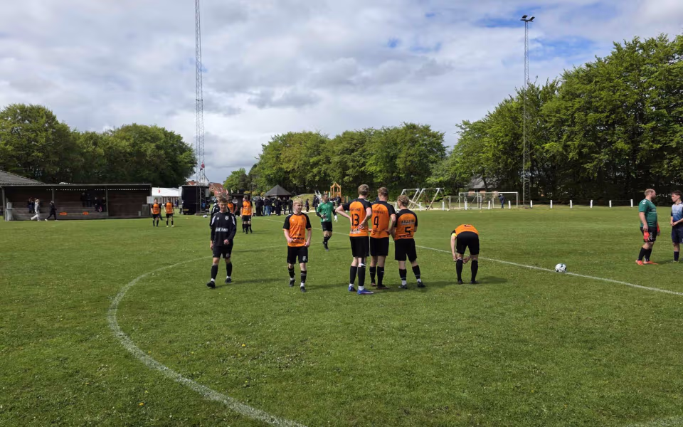 Kampreferat fra serie 1 kampen mellem Helle FC og HTS - Byfest, fodbold og fællesskab på Fåborg Stadion