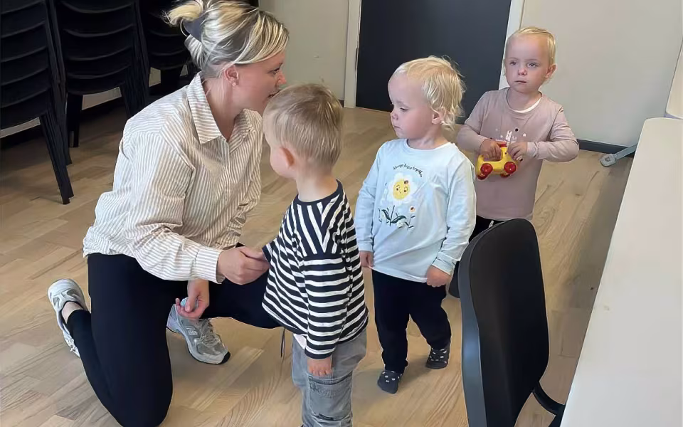 UllaBulla og dukken Bullabaj tryllebandt børnene med sang, dans og sjove påfund i dagplejens legestue