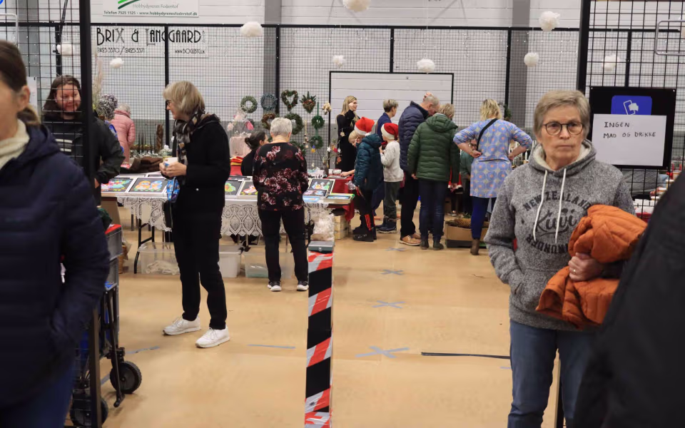 Julemarked samlede Billum i hallen
