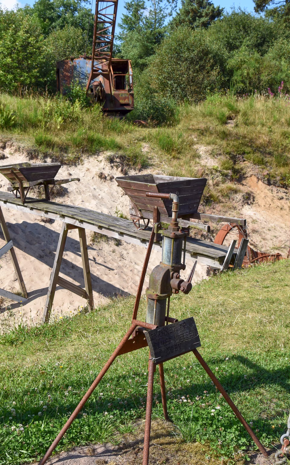 Mineudstyr og tipvogne ved Søby Brunkulsmuseum i sandet terræn