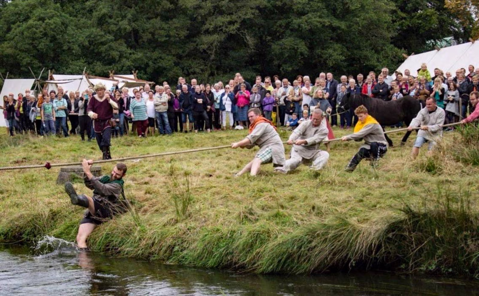 Tovtrækning over Ansager å ved Mariefestival 2014
