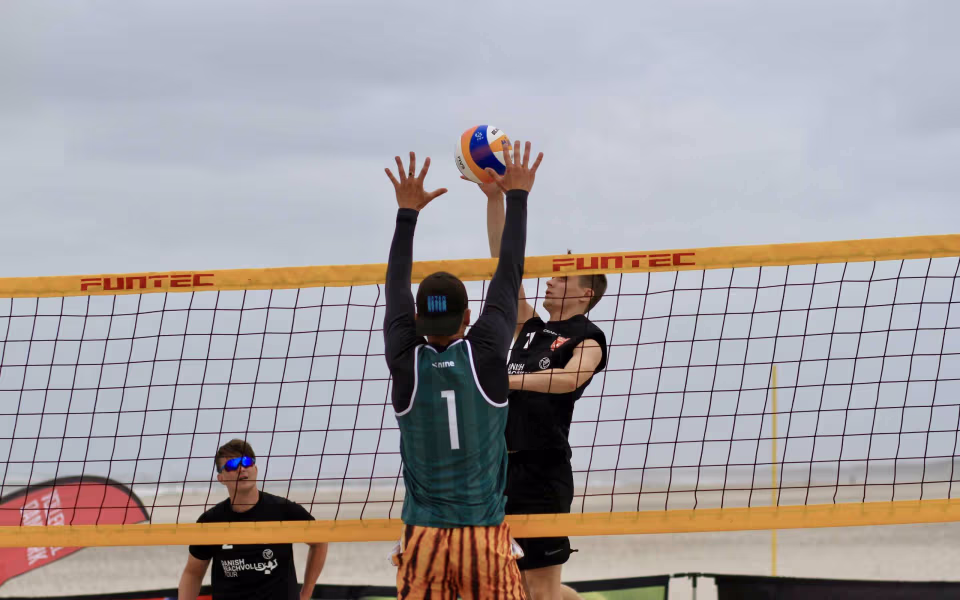 Vestenvinden udfordrer beachvolley-eliten