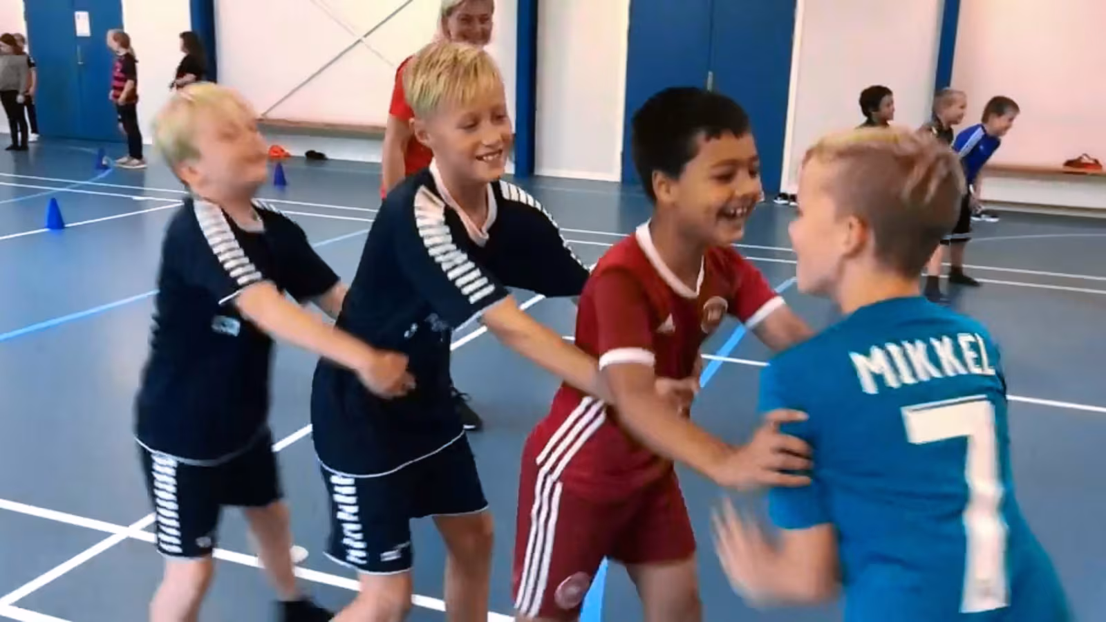 Skoleelever prøvede kræfter med håndbolden
