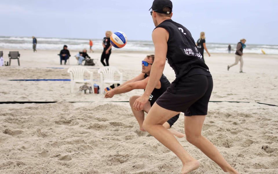 Vestenvinden udfordrer beachvolley-eliten
