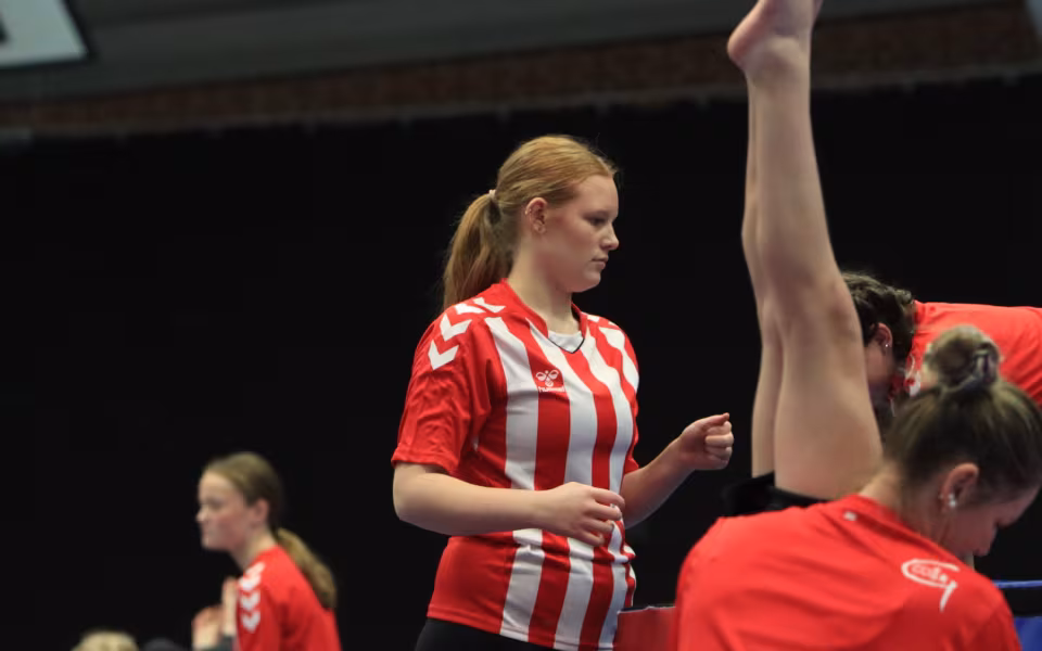 Salto Kids charmerer ved Helleopvisning