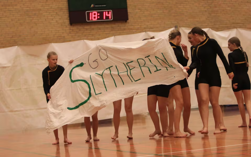 Farverig opvisning lyser Sportspark op