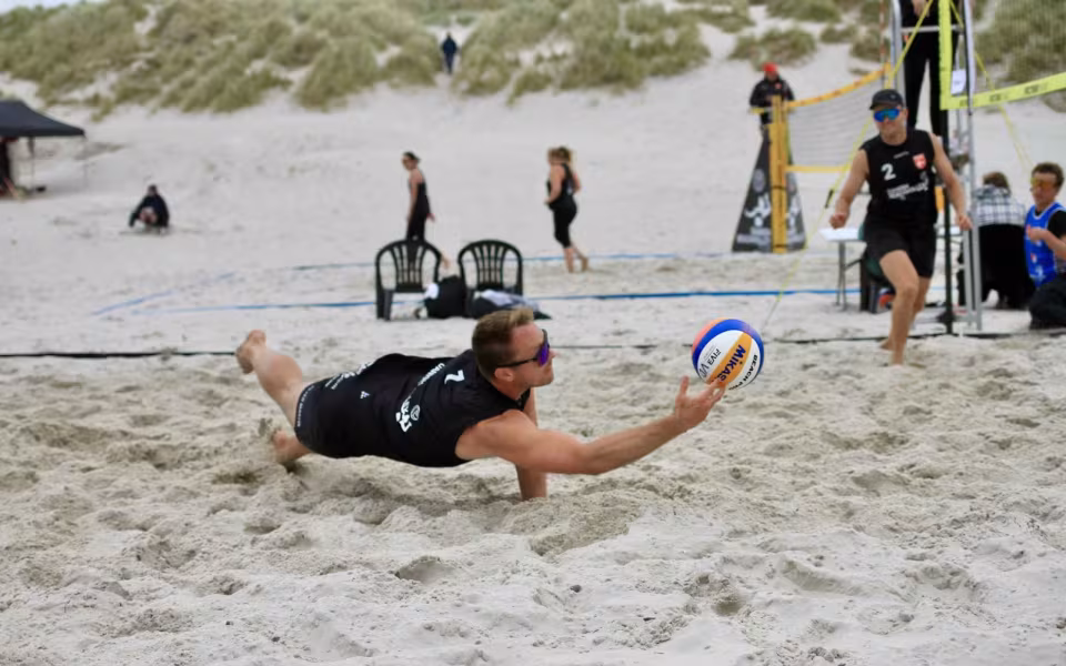 Vestenvinden udfordrer beachvolley-eliten