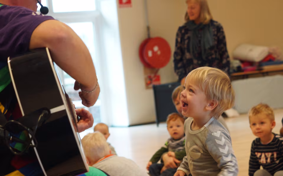 Musikalsk ballonmand besøger dagplejen