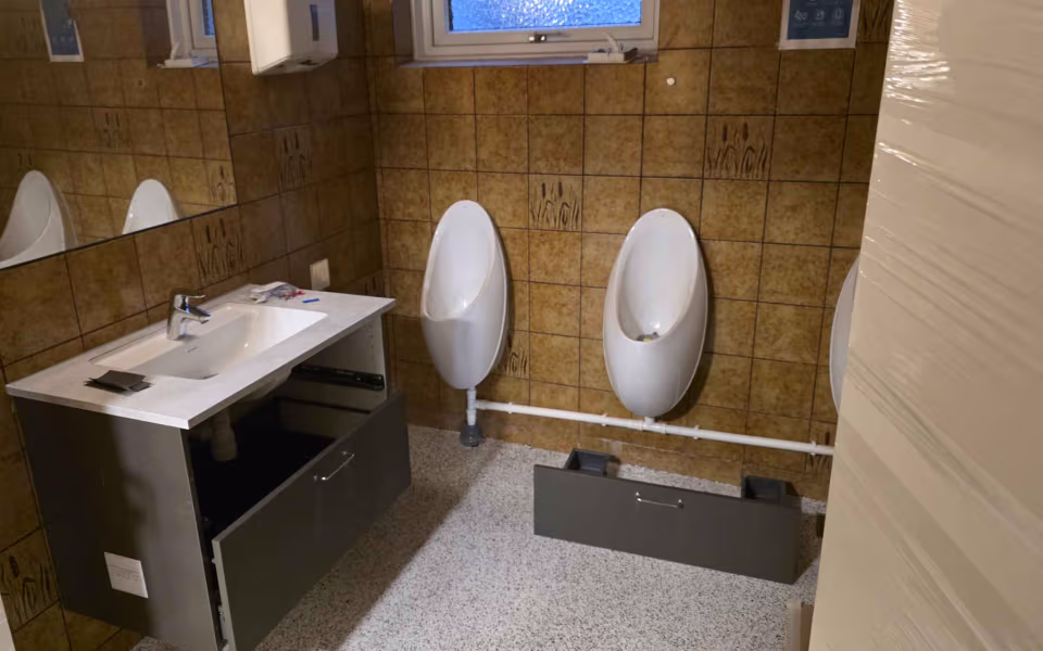 Færdig om en uge tid. Strellev Forsamlingshus er i gang med en omfattende renovering.