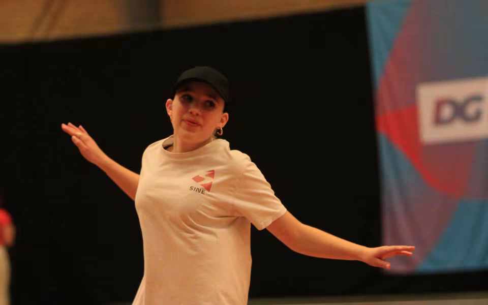 Farverig opvisning lyser Sportspark op