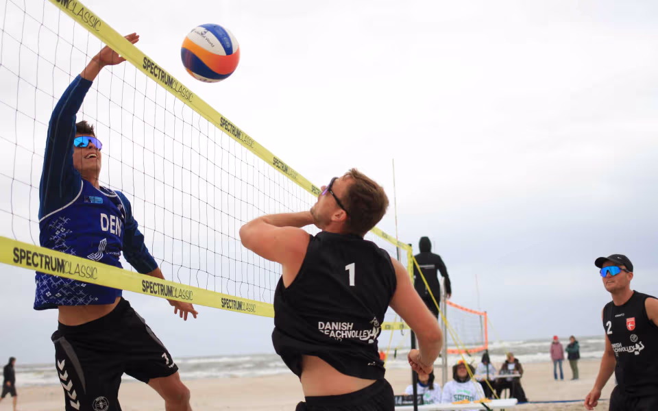 Vestenvinden udfordrer beachvolley-eliten
