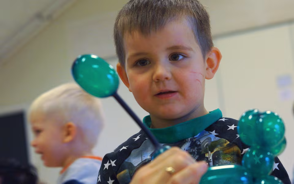 Musikalsk ballonmand besøger dagplejen