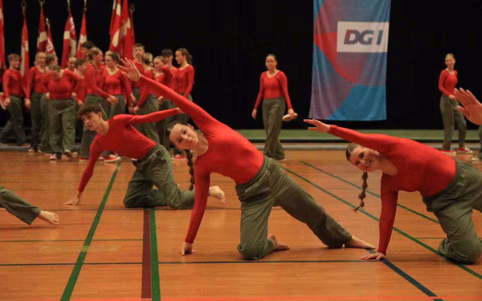Farverig opvisning lyser Sportspark op