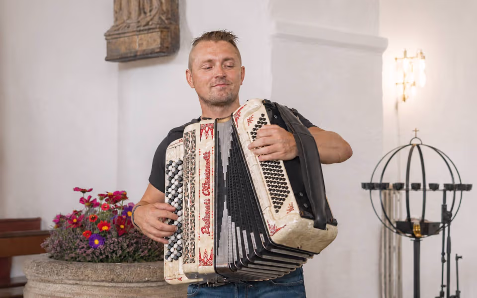 Kristian Rusbjerg optrådte i Ansager Kirke i 2020. Fredag den 24. juli vender han tilbage – denne gang som en del af Kristian Rusbjerg Trio, der åbner rækken af fire koncerter i kirken under Rundt om Harmonikaen i Ansager.