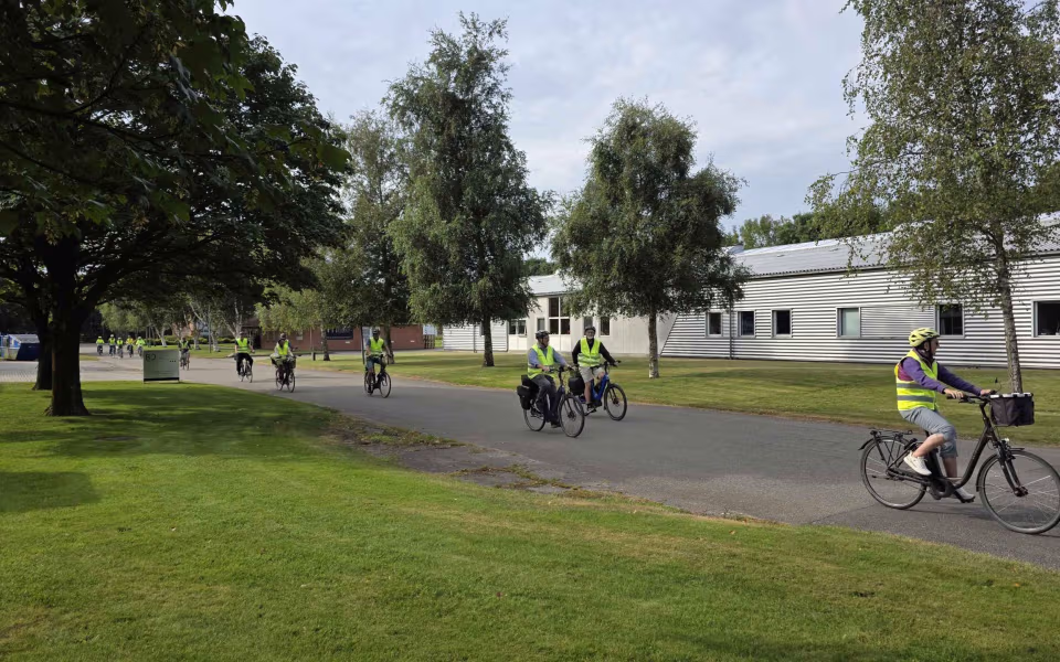 Tistrup Cykler Sammen på smagfuldt besøg hos Mums Kager i Skovlund