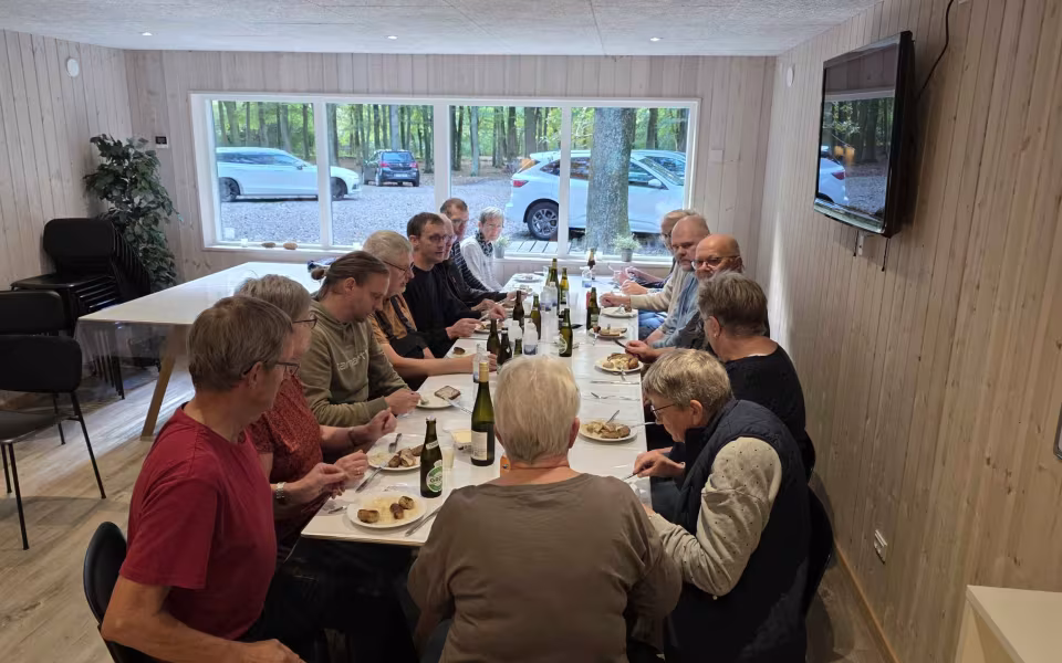 Solen skinnede fra en blå himmel, da 16 frivillige søndag den 4. oktober mødtes til arbejdsdag i Tistrup Anlæg.