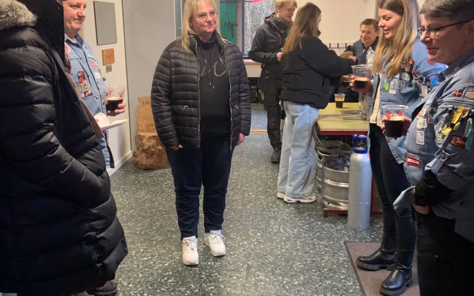 Lokalsamfundet samles til fejring af FDF Ansagers nye faciliteter med smil, fadøl og kage under åbent hus arrangementet