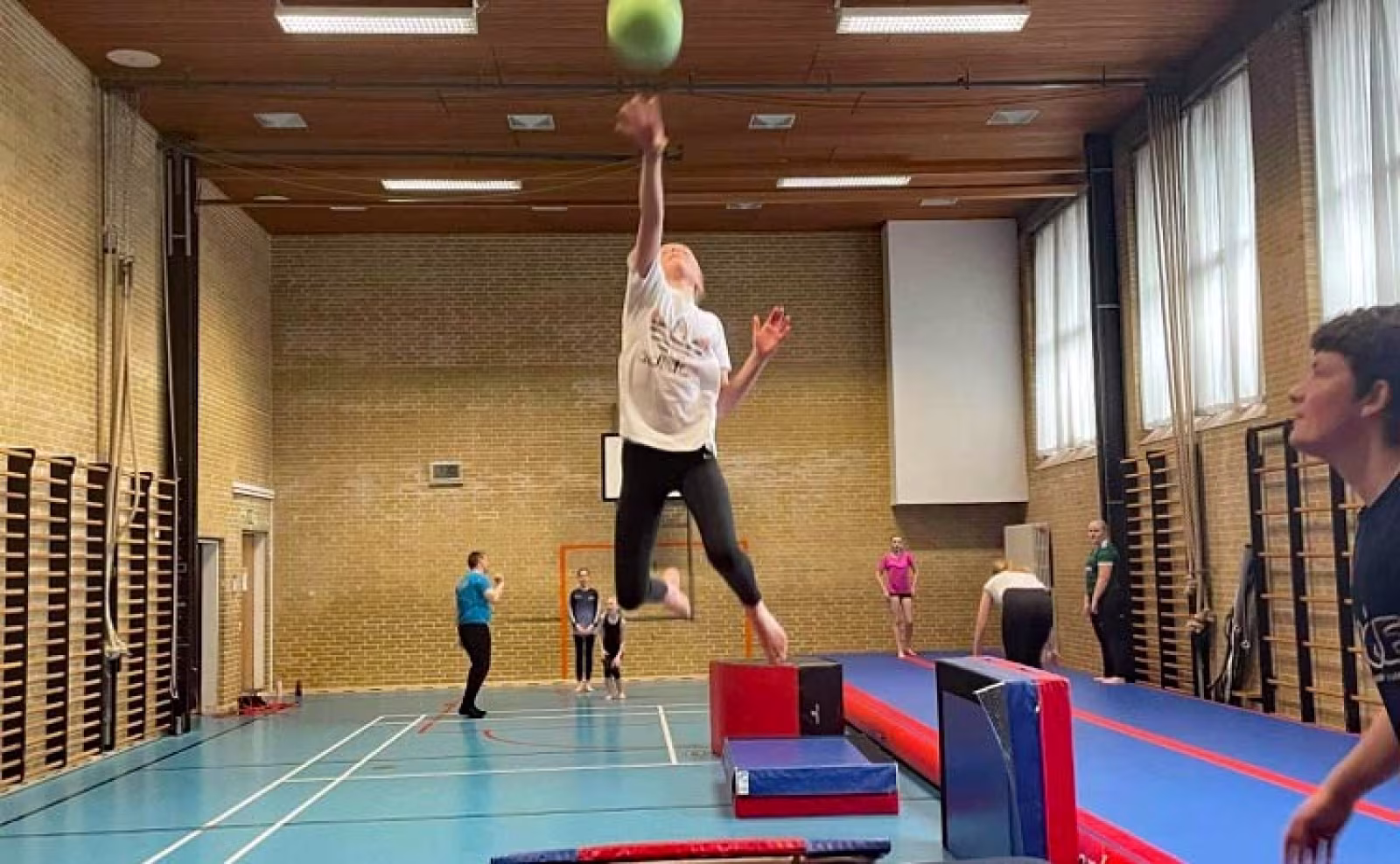 Vi mangler et par frivillige til gymnastik