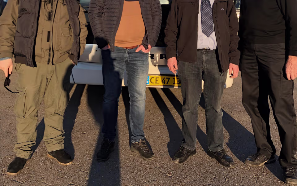 Ansager Turist sender en bus til den ukrainske grænse