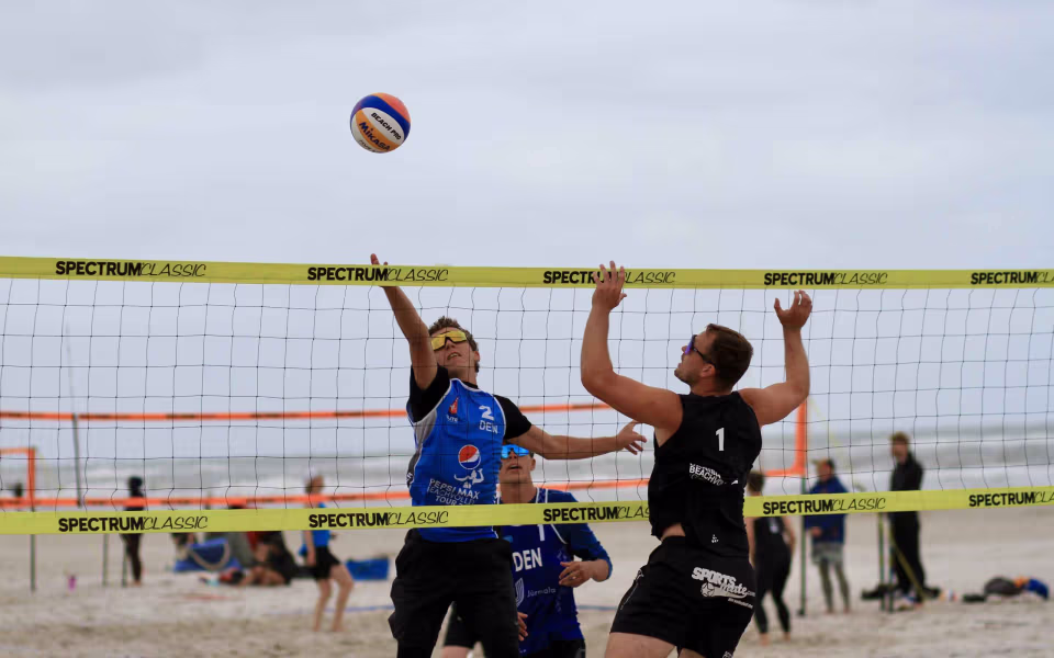 Vestenvinden udfordrer beachvolley-eliten