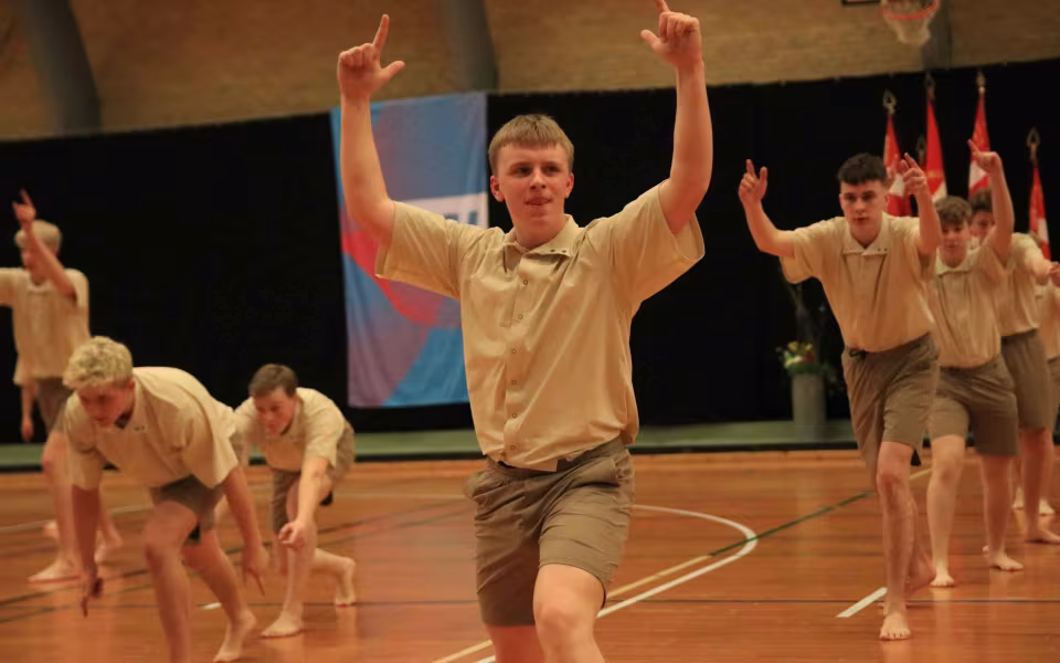 Farverig opvisning lyser Sportspark op