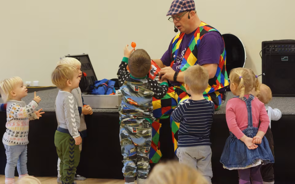 Musikalsk ballonmand besøger dagplejen