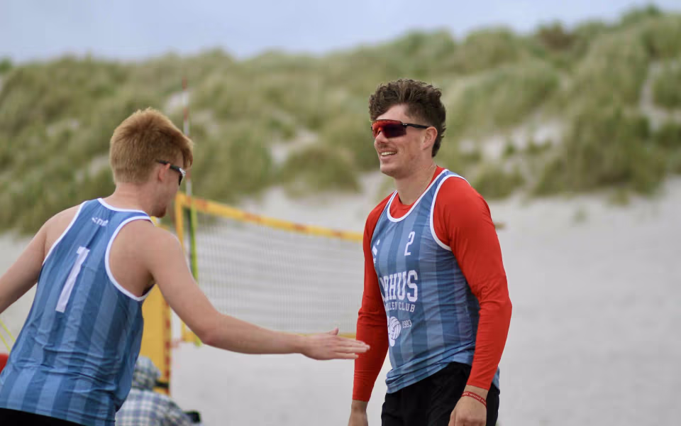 Vestenvinden udfordrer beachvolley-eliten