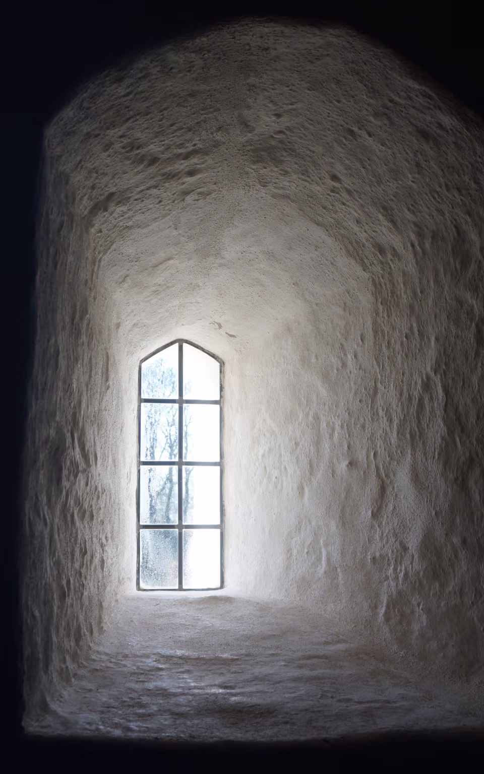 Vindue i tyk hvidkalket mur inde i Henne Kirke