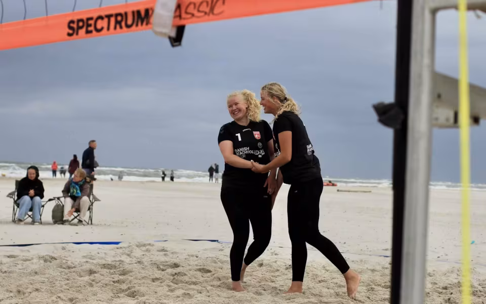 Vestenvinden udfordrer beachvolley-eliten