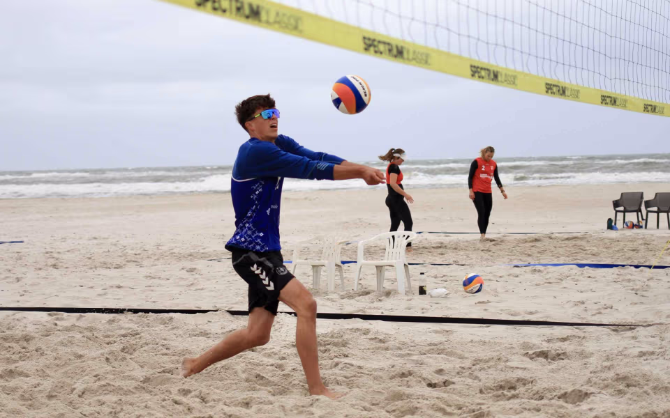 Vestenvinden udfordrer beachvolley-eliten