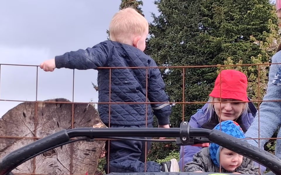 Børnene fra dagplejen spredte glæde og satte røde hjerter op rundt i Ansager for at markere Dagplejens Dag