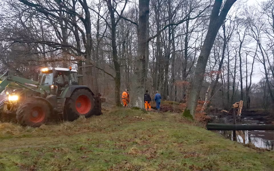 Kæmper for at få gravemaskine fri