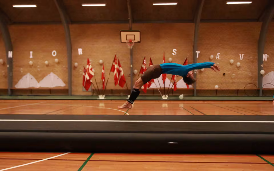 Seniorer fejrer gymnastik og fællesskab
