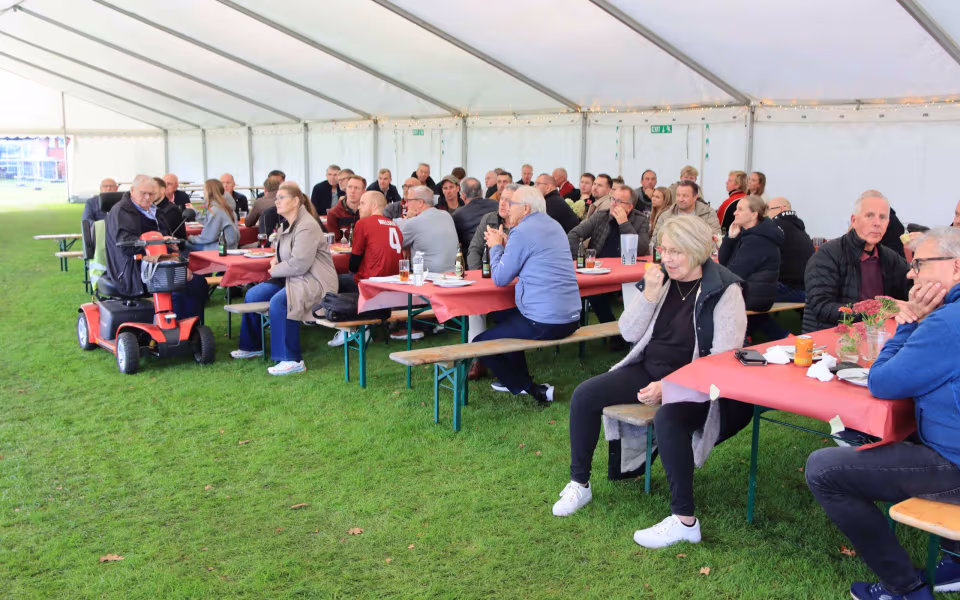 Fodboldfest på Oksbøl Stadion med glade fans og stor frivillig indsats