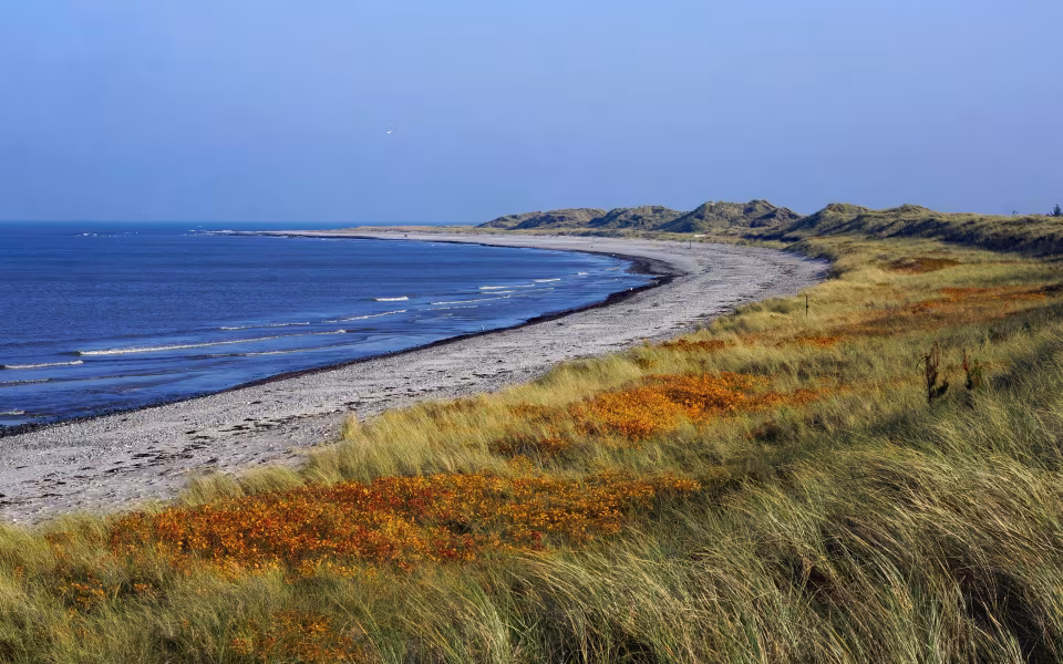 Strand og klitter ved Læsø med bølger langs kysten