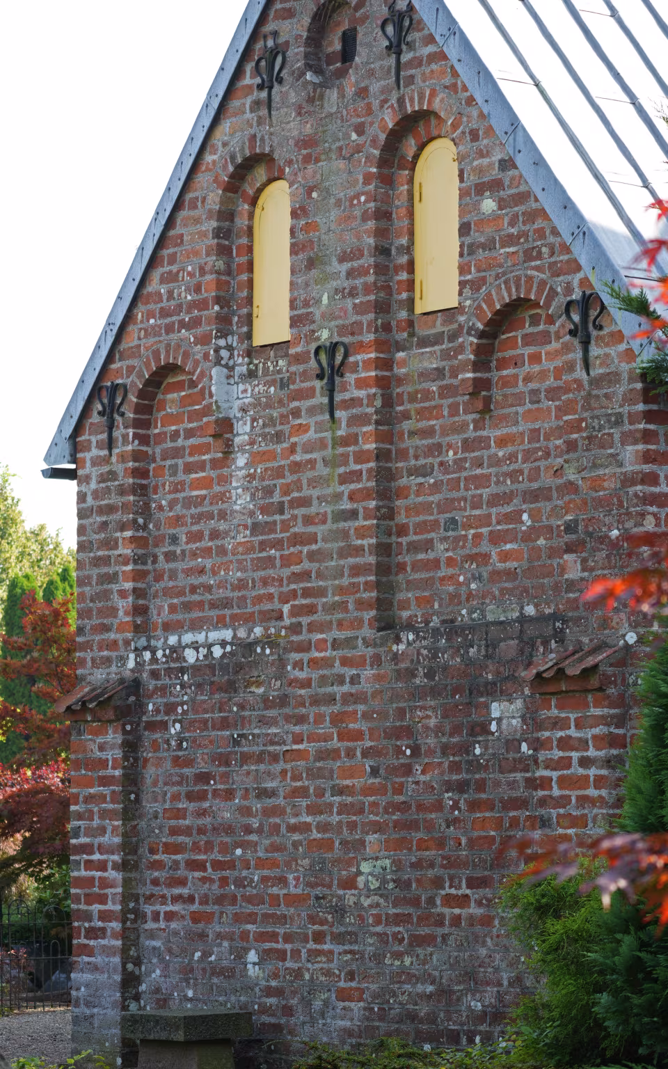 Murstensgavl med gule skodder på Sdr. Bjert Kirke