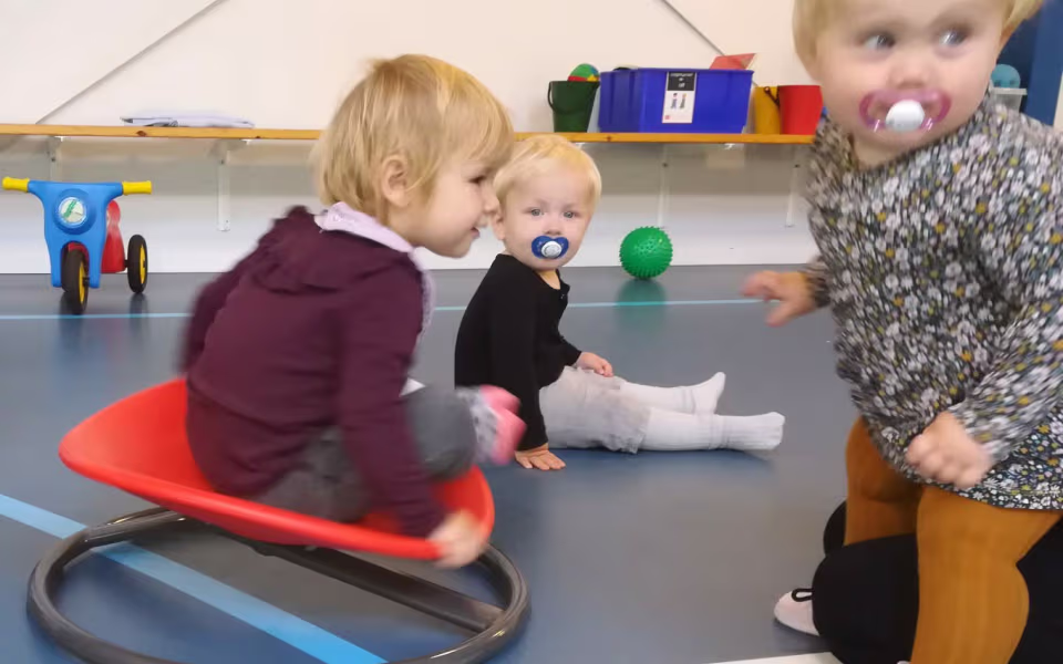 Fysio- og kropsterapeut, Kit Bak fra Ansager, er på besøg hos dagplejen, der i en periode har fokus på krop og bevægelse