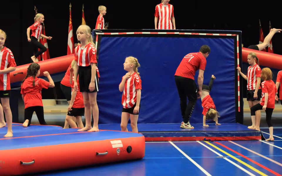 Salto Kids charmerer ved Helleopvisning