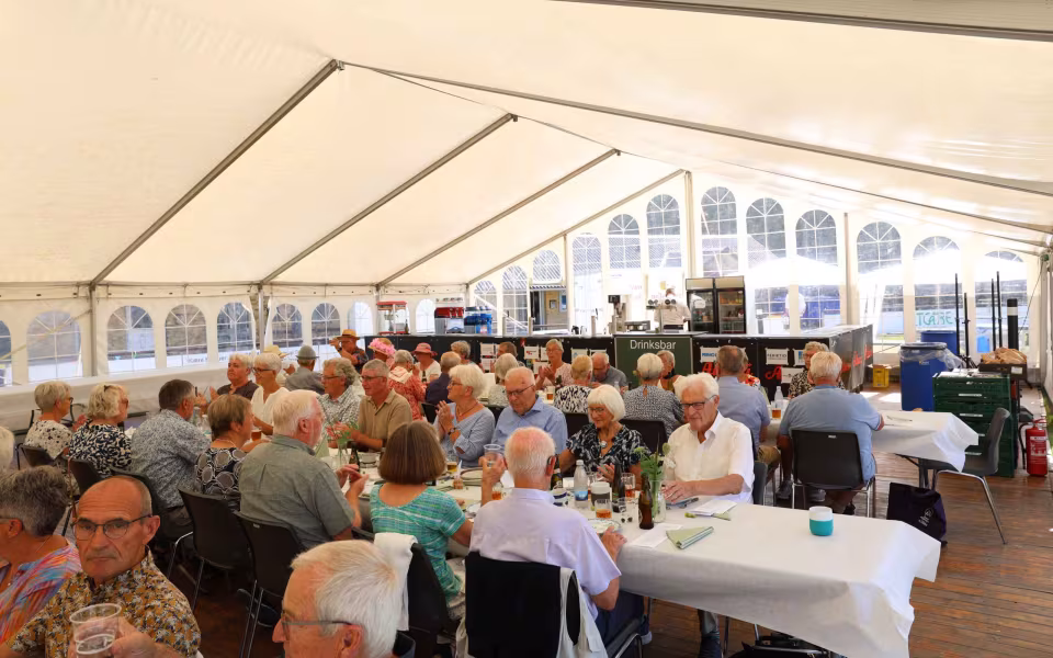 Sommerstemning og glade mennesker til sommerfest på Tistrup Stadion - Se billeder og filmklip..