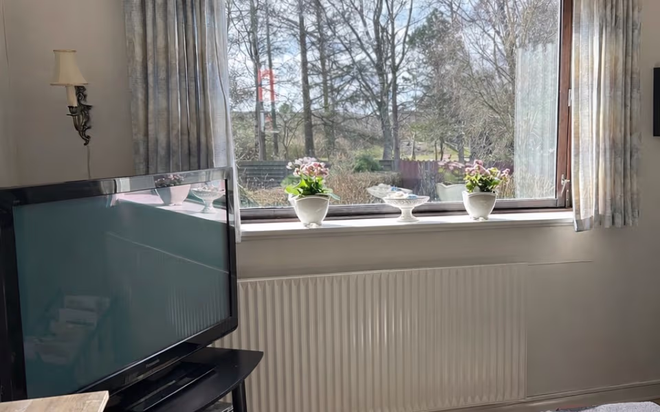 Villaen på Skolegade 10 i Ansager er sat til salg. Huset på 104 m² har have, to stuer, tre værelser og en tør kælder med højt til loft.