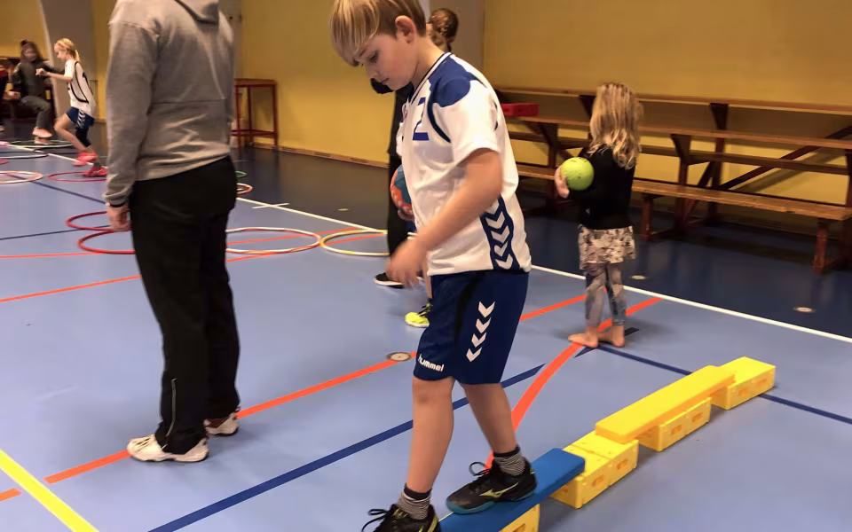 På Håndboldens Dag kan du prøve at spille med bløde håndbolde, der ikke kræver harpiks for at ligge godt i hånden.