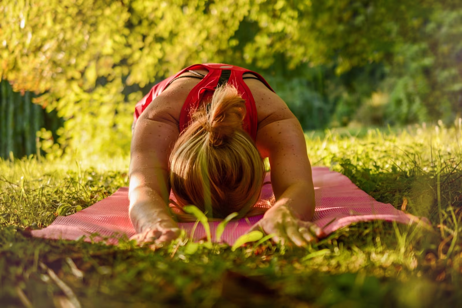 Sol og sommeryoga i Skoleparken fra 4. juni til 25. juni 2025