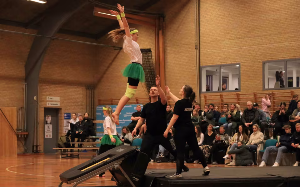 Farverig opvisning lyser Sportspark op