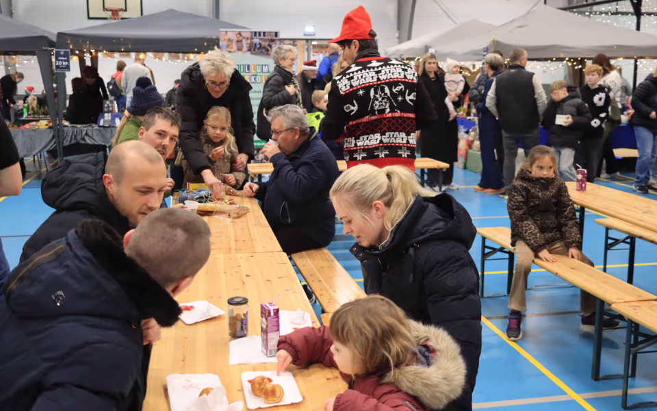 Julemarked samlede Billum i hallen