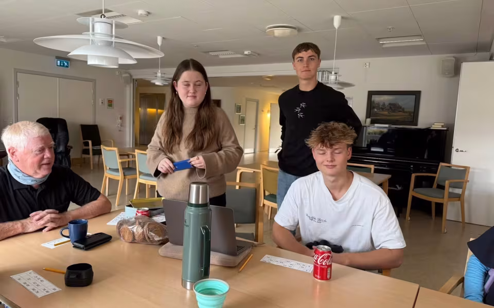 Efterskoleelever med på gåtur og banko